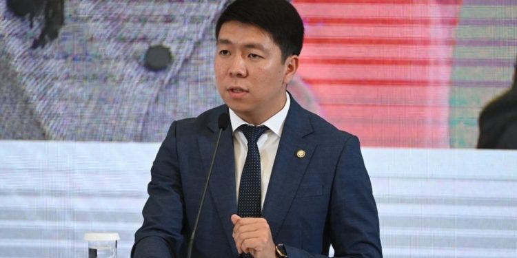 Президенттин басма сөз катчысы мандатты кайра бөлүштүрүүнү саясатташтырбоого чакырды