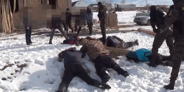 Ысык-Көлдө баңгизат сатуу менен алектенген топту атайын кызмат кармады (видео)