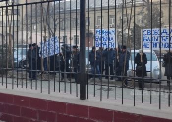 Камакка алынган депутат Бакытбек Жетигеновдун тарапташтары митинге чыгышты