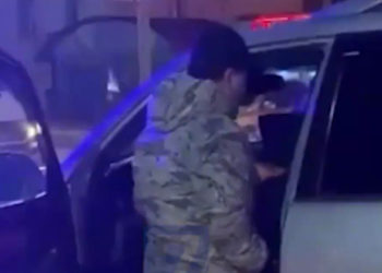 «Мас абалында унаасын айдамак болгон». Ош шаардык сотунун судьясы аялын уруп жаткандагы видео тарады