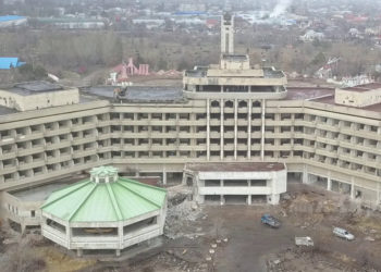 «Пайдалануу кооптуу». «Ысык-Көл» мейманканасын бузуу иштери башталды