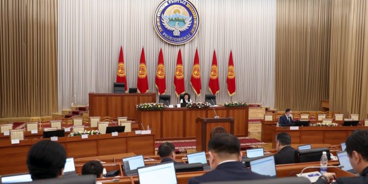 Жогорку Кеңеш парламент түзүмүн бекиткен жок, бул маселе жаңы жылдык майрамдардан кийин каралат