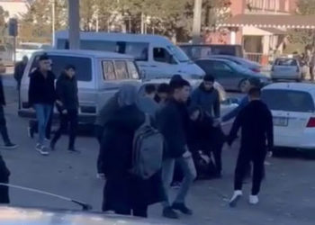 «Тиштерин сындырып, телефонун алып кетти». Туңгучта массалык мушташ болду