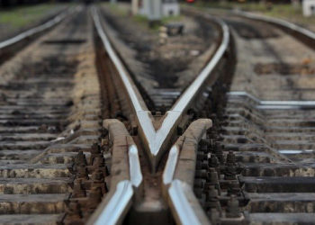 Пакистандык студенттин поезддин алдында калып, көз жумушу. Мекендештери муну адам өлтүрүү дешүүдө