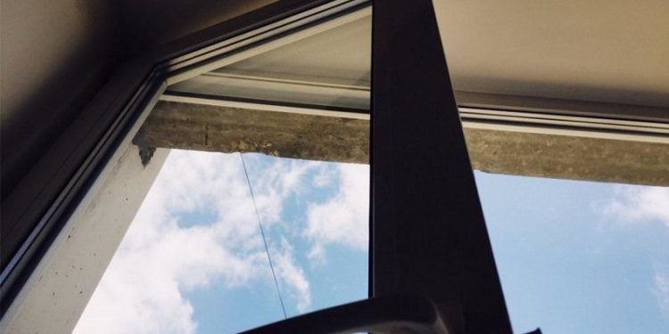 Караколдо 16 жаштагы кыз 5-кабаттан боюн таштады