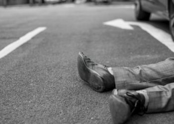 «Сүзүп, дөңгөлөгү менен жатып калган кишинин башын тепсеп өткөн». Чүйдө адам өлтүрүүгө шектүү кармалды