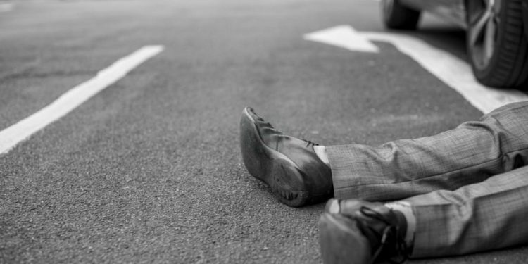 «Сүзүп, дөңгөлөгү менен жатып калган кишинин башын тепсеп өткөн». Чүйдө адам өлтүрүүгө шектүү кармалды