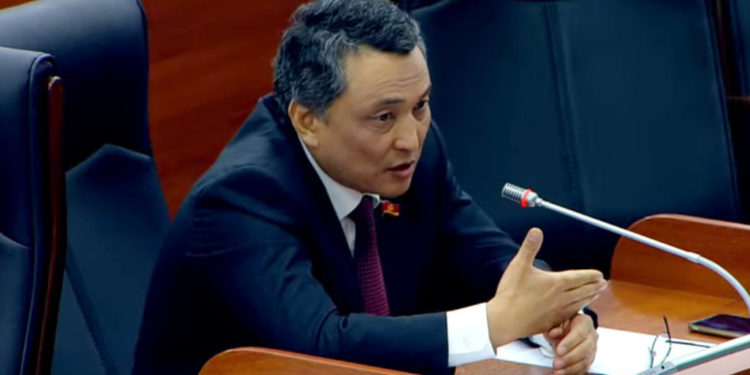 «Өмүрүнүн бир бөлүгүн калтырды». Депутат 6-чакырылыштын депутаттарына Ак үйгө тоскоолдуксуз кирүү укугун берүүнү сунуштады