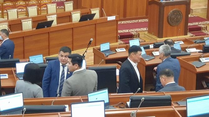Депутаттык кол тийбестиктен ажыратуу. Депутаттар бүгүн да жыйынга чогула албай жатышат