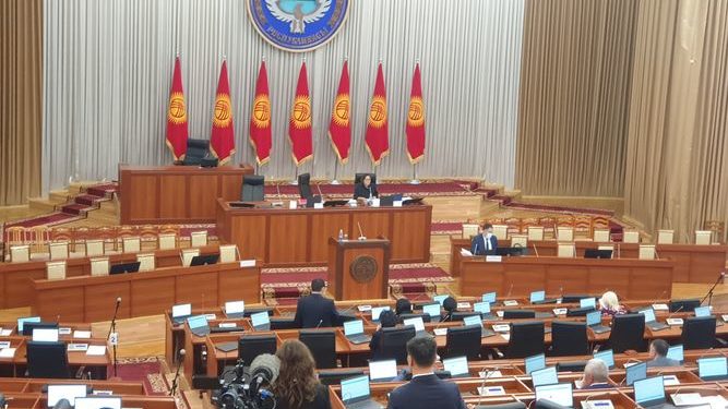 Депутаттык кол тийбестиктен ажыратуу. Парламентте кворумду топтошту