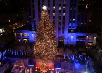 Нью-Йорктун борборунда АКШнын балатысынын чырактары күйгүзүлдү (видео)