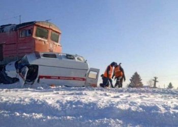 Орусияда поезд Тез жардам унаасын сүзгөн. Бир адам көз жумду (видео)