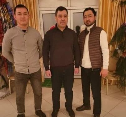 Текебаевге кол салууга катышкан Токмоктун депутаттары Садыр Жапаровдун штабында иштегени талкуу болуп жатат