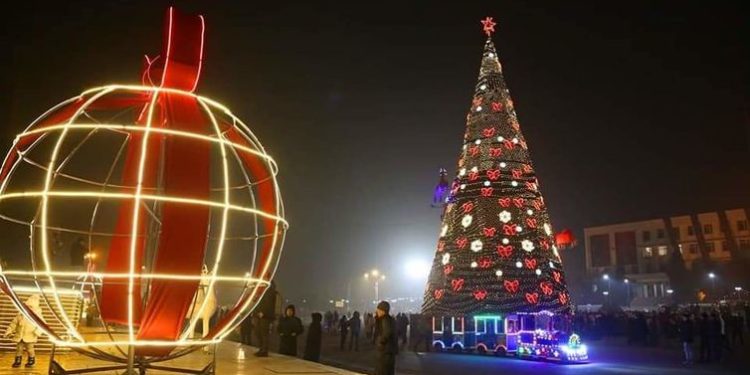 Ош шаарында Жаңы жылдык балатынын чырактары жандырылды (видео)