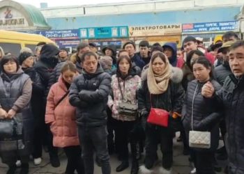 “Таатан” соода борборунун сатуучулары жаңы Салык кодексине каршы митингге чыгышты