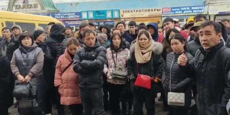 “Таатан” соода борборунун сатуучулары жаңы Салык кодексине каршы митингге чыгышты