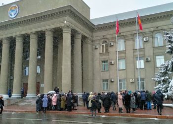 Ишкерлер менен «Дордой Дыйкан» базарынын сатуучулары Салык кодексине каршы митингге чыгышты