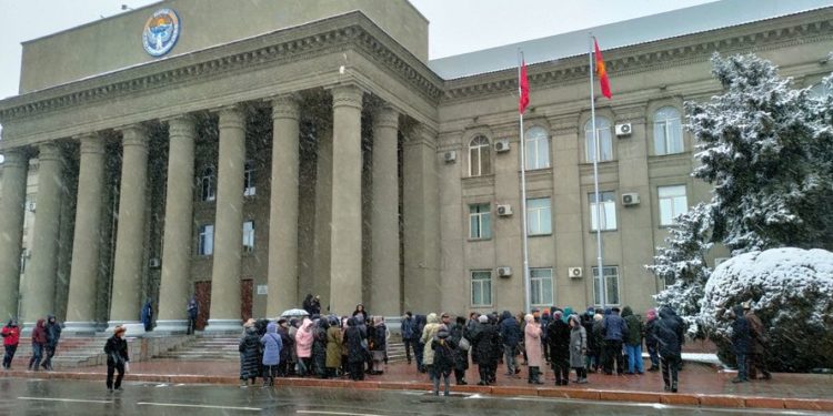 Ишкерлер менен «Дордой Дыйкан» базарынын сатуучулары Салык кодексине каршы митингге чыгышты