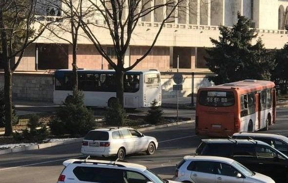 Текебаевге кол салуу болгон күнү муниципалдык автобустарда кимдер болгону шаардык кеңеште көтөрүлдү