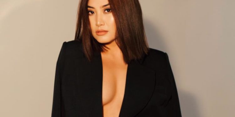 «Кыргыздарда уят кийимге эле бүткөн!» Назира Айтбекованын кезектеги сүрөттөрү талкуу жаратууда