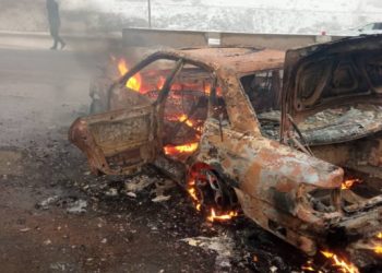 Бишкек-Нарын-Торугарт жолунда жеңил унаа тосмону сүзүп, толугу менен күйүп кеткен. Аял киши күйүк алды (сүрөт)