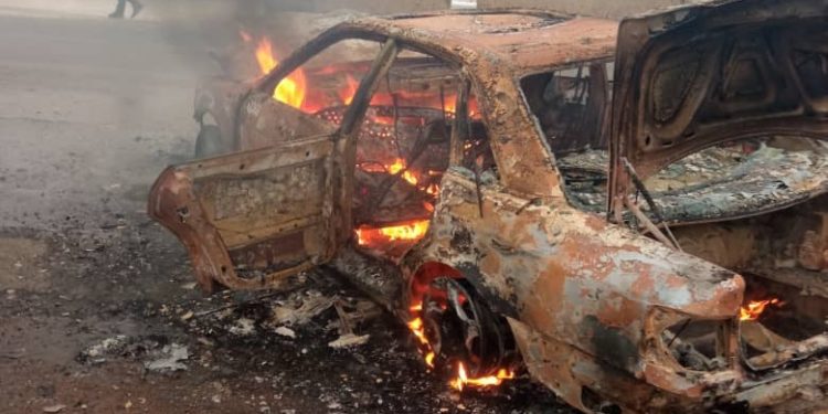 Бишкек-Нарын-Торугарт жолунда жеңил унаа тосмону сүзүп, толугу менен күйүп кеткен. Аял киши күйүк алды (сүрөт)