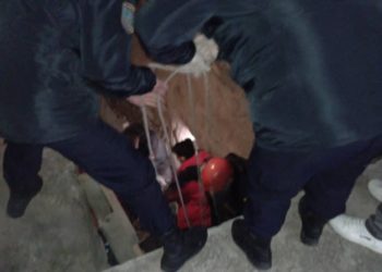 Түндө Бишкекте жылуулук өтүүчү түтүкчөгө аял киши түшүп кеткен