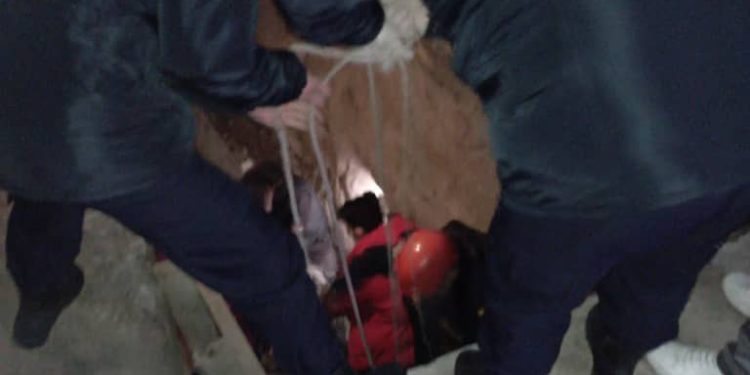 Түндө Бишкекте жылуулук өтүүчү түтүкчөгө аял киши түшүп кеткен