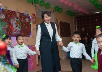 Айгүл Жапарова Панфилов жатак мектебине барып, балдарга белек тапшырды (сүрөт)