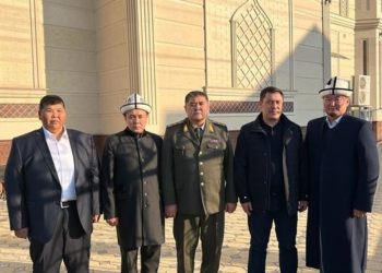 Президент Садыр Жапаров «Аалым Чубак ажы» мечитине зыярат кылды