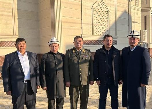 Президент Садыр Жапаров «Аалым Чубак ажы» мечитине зыярат кылды
