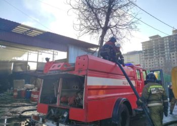 Бишкекте күйүүчү май сакталган кампадан чыккан өрт толугу менен өчүрүлдү