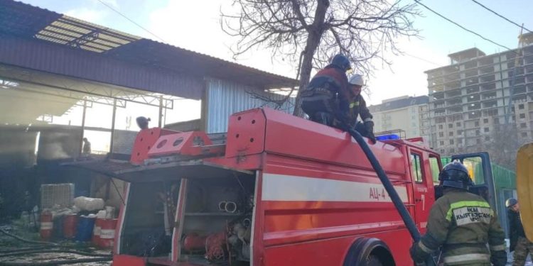 Бишкекте күйүүчү май сакталган кампадан чыккан өрт толугу менен өчүрүлдү