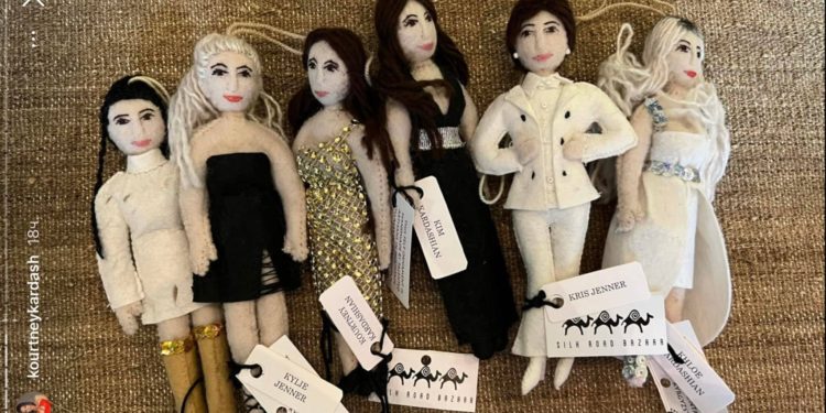 Кардашьян Кыргызстанда жасалган куурчактардын сүрөтүн жарыялады