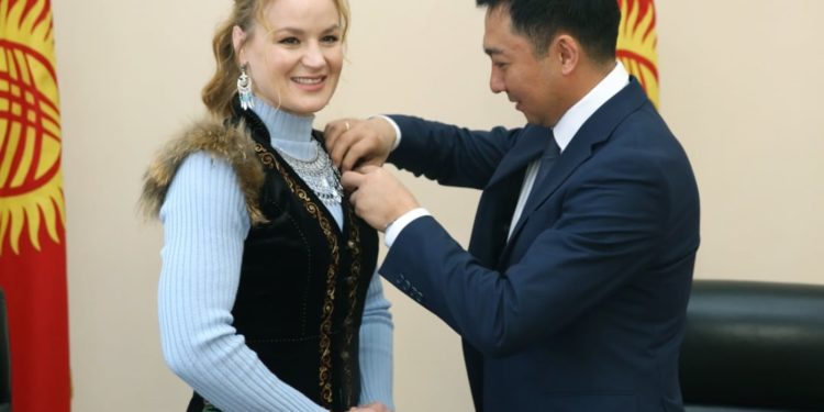 Валентина Шевченко «Спорттун отличниги» төш белгиси менен сыйланды