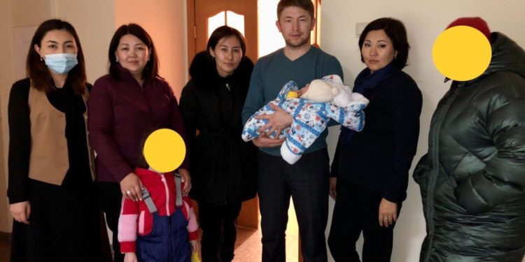 Кыргызстанга Орусиядан ата-энесинин камкордугусуз калган 3 бала алып келинди