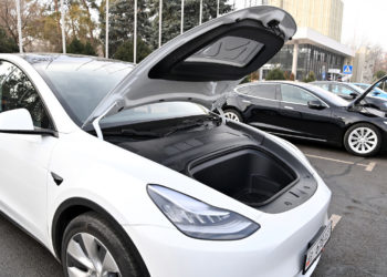 Акылбек Жапаров: «Өлкөдө электр мобилдерди көбөйтүү үчүн шарттар түзүлүүдө»