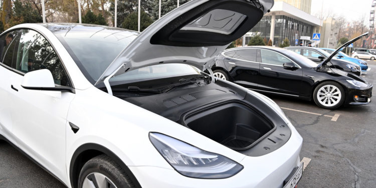 Акылбек Жапаров: «Өлкөдө электр мобилдерди көбөйтүү үчүн шарттар түзүлүүдө»