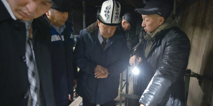 Акылбек Жапаров ЖЭБдин суу түтүгү жарылган станциясына барып келди