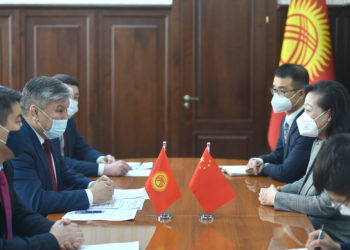 Кыргыз өлкөсү Кытай менен чек арадан жүк ташуу көлөмүн көбөйтүүнү талкуулашты