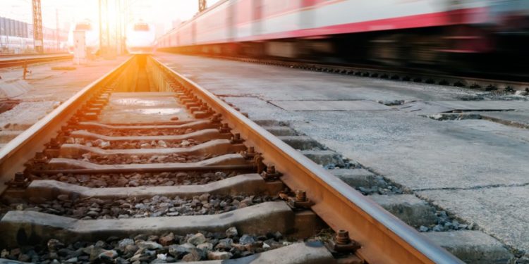 Бишкекте пакистандык жаран поезддин алдында калып, көз жумду