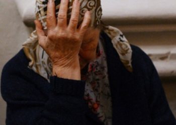 «Сен апамды майып кылгансың!» Баткенде 61 жаштагы аял ур-токмокко алынды (сүрөт)