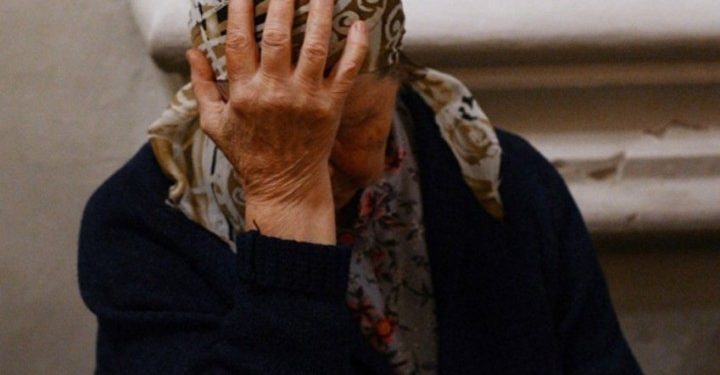 «Сен апамды майып кылгансың!» Баткенде 61 жаштагы аял ур-токмокко алынды (сүрөт)