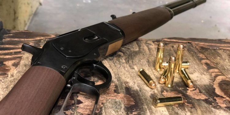 Ысык-Көлдө мылтык кезеп, май куюучу жайды тоноп кеткен делген жигиттер кармалды