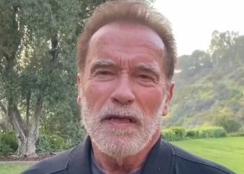 Актёр Арнольд Шварценеггер үйү жок 25 адамга Аяз ата болду