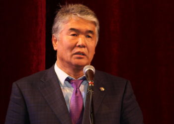 Казакстандын президенти кыргыз жазуучусу Султан Раевди «Бipлiк» алтын медалы менен сыйлады