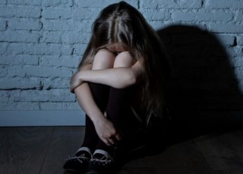 «Аялын өлтүрүп, сот жообуна тартылган». Нарында өз кызын зордуктап жүргөн ата 15 жылга эркинен ажыратылды