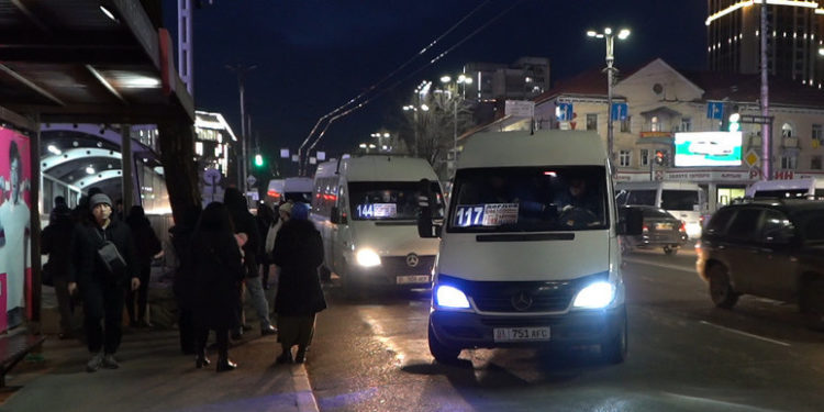 Садыр Жапаров министрлерге: «Ким эл түшкөн автобуска, тыгылышкан маршруткага түштү? Андайлар аз»