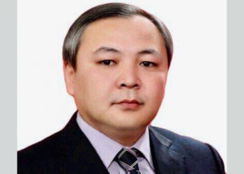 «Жөнөкөйлүк акылсыздан да жаман». Миргазы Исаков шаардык кеңештин жыйындар залынан чыгып кетти