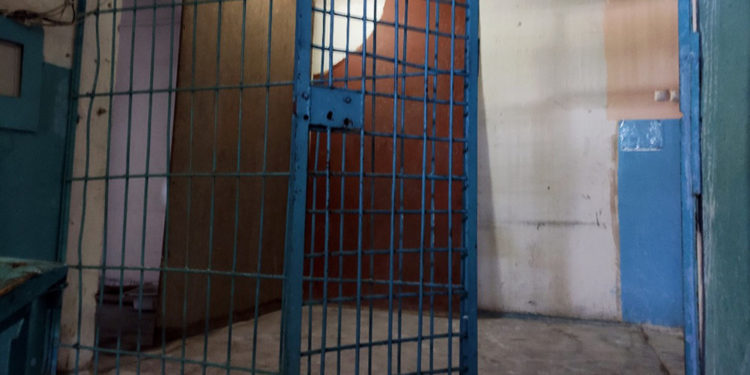 Чоң-Алай РИИБдин убактылуу кармоочу жайында кыйноого туш болдук дегендер тууралуу милиция үн катты